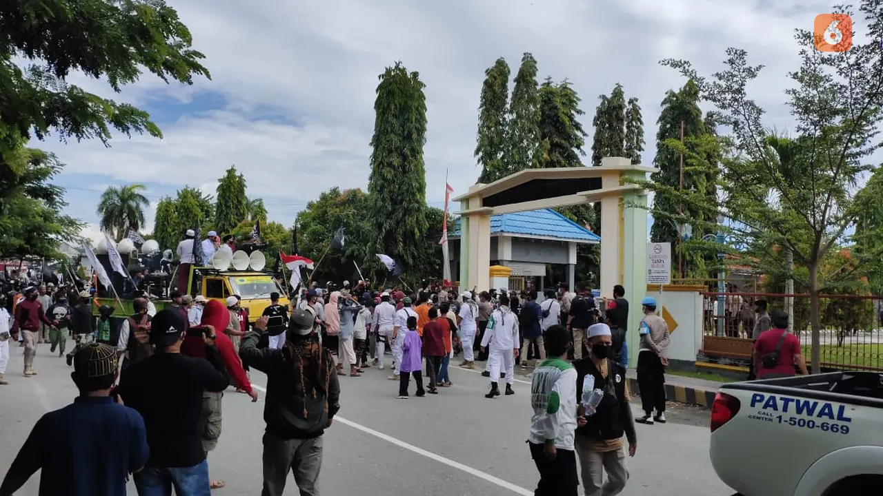 aksi unras ratusan warga poso