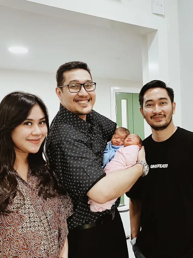 [Fimela] Syahnaz Sadiqah dan Bayi Kembarnya