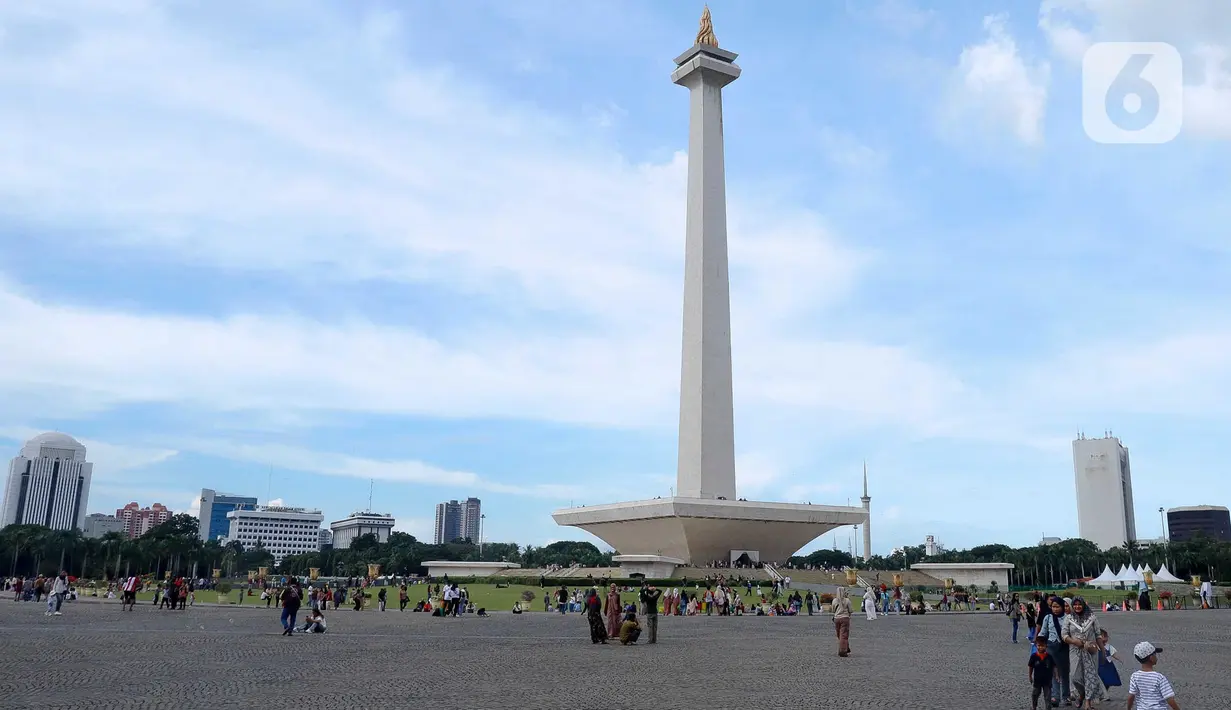 Akses transportasi yang mudah dan murah menjadikan kawasan wisata Monumen Nasional (Monas) menjadi pilihan warga bersama keluarga untuk berwisata. (Liputan6.com/Herman Zakharia)