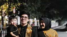 Ini dia Atta dan Aurel tampil anggun saat menghadiri acara Istana Berbatik. Mereka tidak sendirian, karena putri mereka yang cantik, Ameena Hanna Nur Atta, turut hadir dalam momen istimewa tersebut. Dalam unggahan mereka, Atta Halilintar dengan penuh kebanggaan menuliskan, 'The Atta Family di ISTANA Berbatik'. (Liputan6.com/IG/@attahalilintar)
