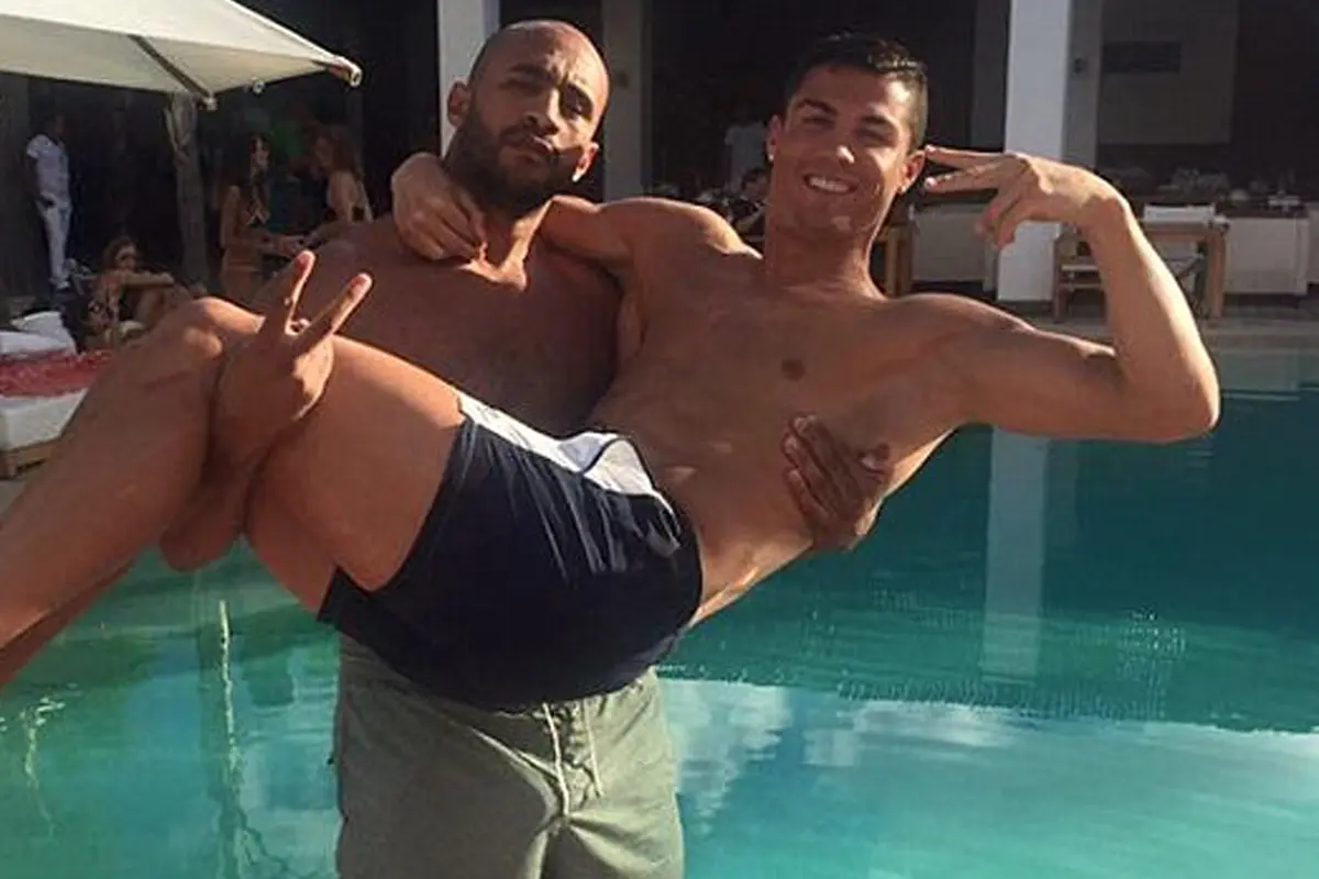20151205-Foto Mesra Bareng Pria Beredar, Cristiano Ronaldo Seorang Gay?