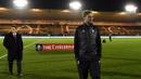 Jurgen Klopp melakukan inspeksi lapangan di Stadion Home Park kandang klub Plymouth Argyle. (AFP/Ben Stansall)
