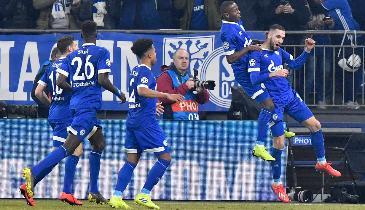 Gelandang Schalke 04, Nabil Bentaleb (kanan) berselebrasi usai mencetak gol ke gawang Manchester City selama pertandingan 16 Liga Champions di Veltins Arena di Gelsenkirchen, Jerman (20/2). City menang tipis atas Schalke 3-2. (AP Photo/Martin Meissner)