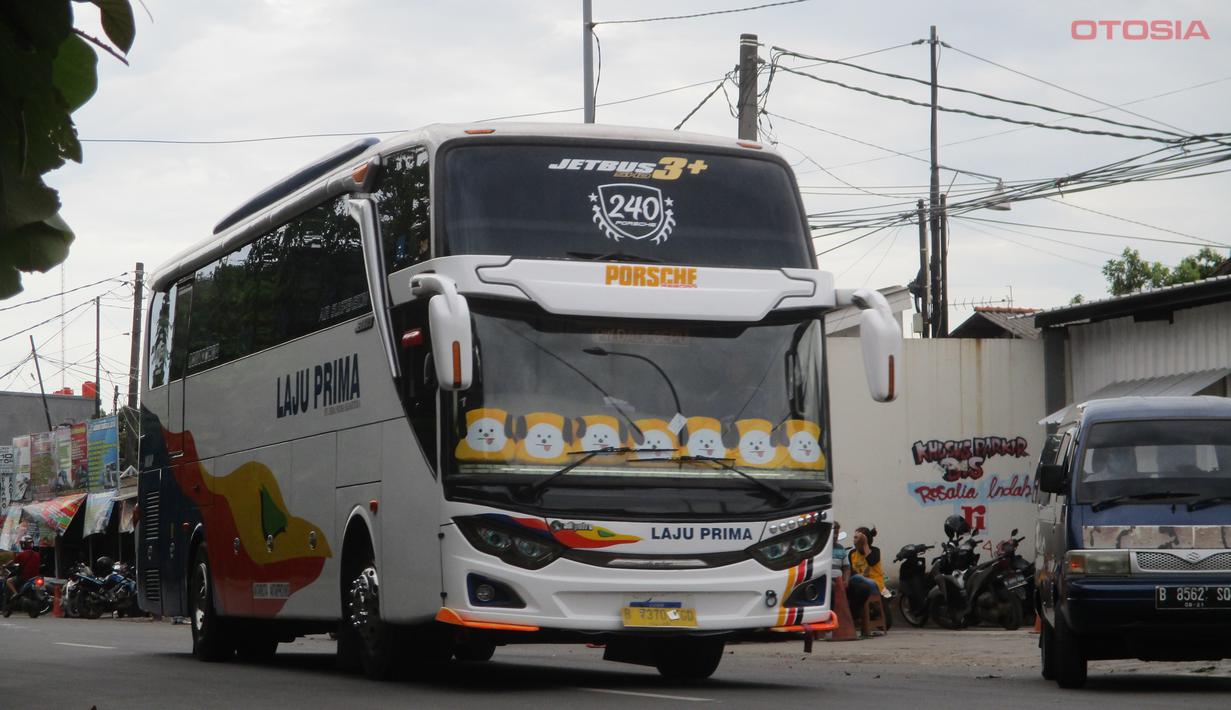 Bus Super High Deck yang seliweran di Indonesia salah satunya adalah Jetbus 3+ SHD. Bus dengan tinggi 3.850mm ini merupakan bus yang paling sering terlihat di jalanan Indonesia karena memiliki banyak pengguna dari berbagai macam perusahaan bus di berbagai wilayah. Bus ini diproduksi oleh Karoseri Adi Putro di Malang, Jawa Timur. Bus yang memiliki bagasi besar ini memiliki desain simpel namun elegan dengan Headlamp LED yang punya dua proyektor halogen. Sementara lampu belakangnya menggunakan LED dan bohlam. Bus ini sudah menggunakan Sequential Turning Signal.