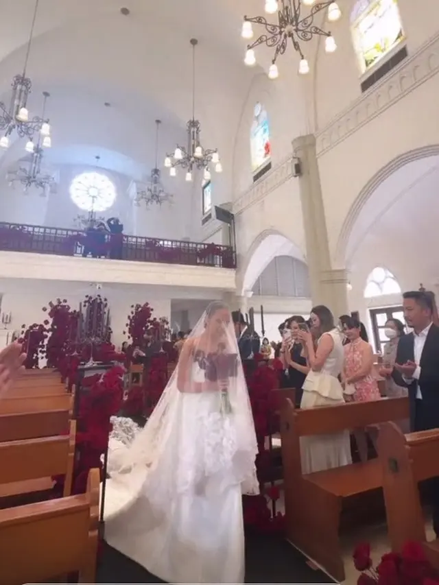 Angel Pieters resmi dipersunting pria bernama Andreas Paramawidya Wisesa (https://www.instagram.com/p/CoCbEbABFgS/)
