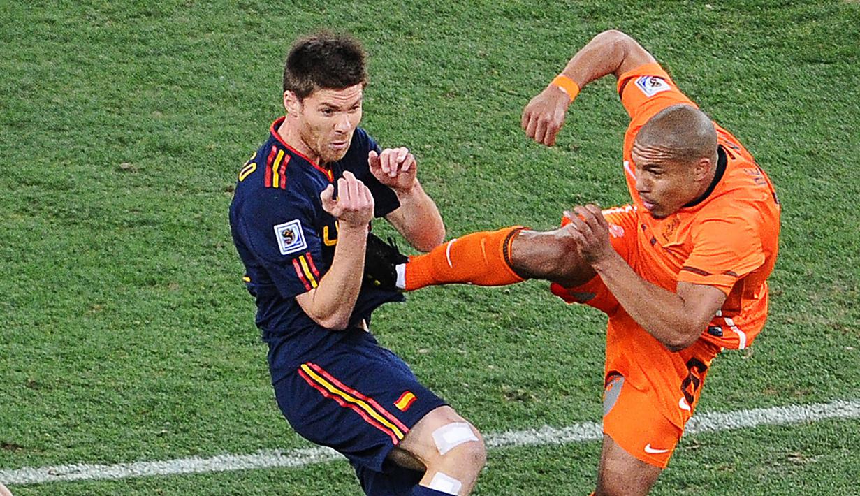Nigel De Jong - Nigel De Jong adalah pemain kasar yang pernah ada dalam sejarah sepakbola. Kontroversi yang paling diingat oleh public adalah saat De Jong melayangkan tendangan kungfu pada Xabi Alonso di final Piala Dunia 2010 lalu. (AFP/Carl De Souza)