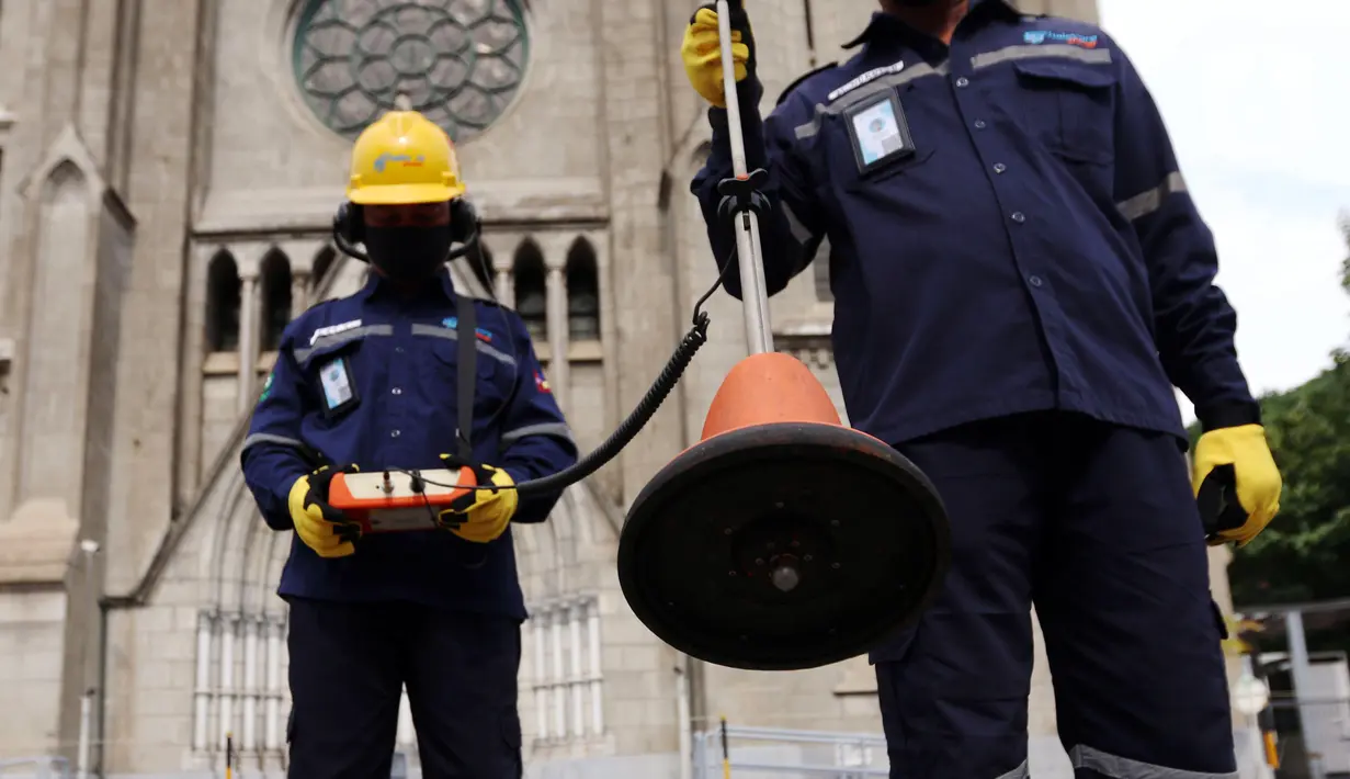 Petugas PLN UID Jaya mengecek listrik di lingkungan Gereja Katedral, Jakarta, Rabu (22/12/2021). PLN UID Jaya menyiagakan 2.356 personel yang tersebar di 16 unit posko dan 1 Unit Pelaksana Pengatur Distribusi Jakarta untuk siaga kelistrikan perayaan Natal dan Tahun Baru. (Liputan6.com/Angga Yuniar)