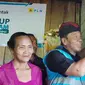 Pj Bupati Buleleng, Ketut Lihadnyana bersama salah satu penerima bantuan kelistrikan, Jumat (5/4/2023). (Foto: Istimewa)