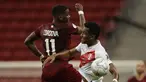 Gelandang timnas Peru, Renato Tapia berebut bola dengan penyerang Venezuela, Sergio Cordova pada laga terakhir penyisihan Grup B  Copa America 2021 di Estadio Nacional Mane Garrincha, Minggu (27/6/2021). Menghadapi Venezuela, Peru menang tipis dengan skor 1-0. (AP Photo/Bruna Prado)