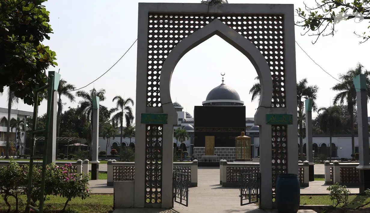 Suasana area masuk tempat Manasik Haji di Asrama Haji, Pondok Gede, Jakarta, Kamis (25/6/2020). Tahun ini, Asrama Haji Pondok Gede tak seperti sebelumnya ketika ribuan umat muslim berkumpul untuk menerima pembekalan sebelum berangkat menunaikan ibadah haji. (Liputan6.com/Helmi Fithriansyah)