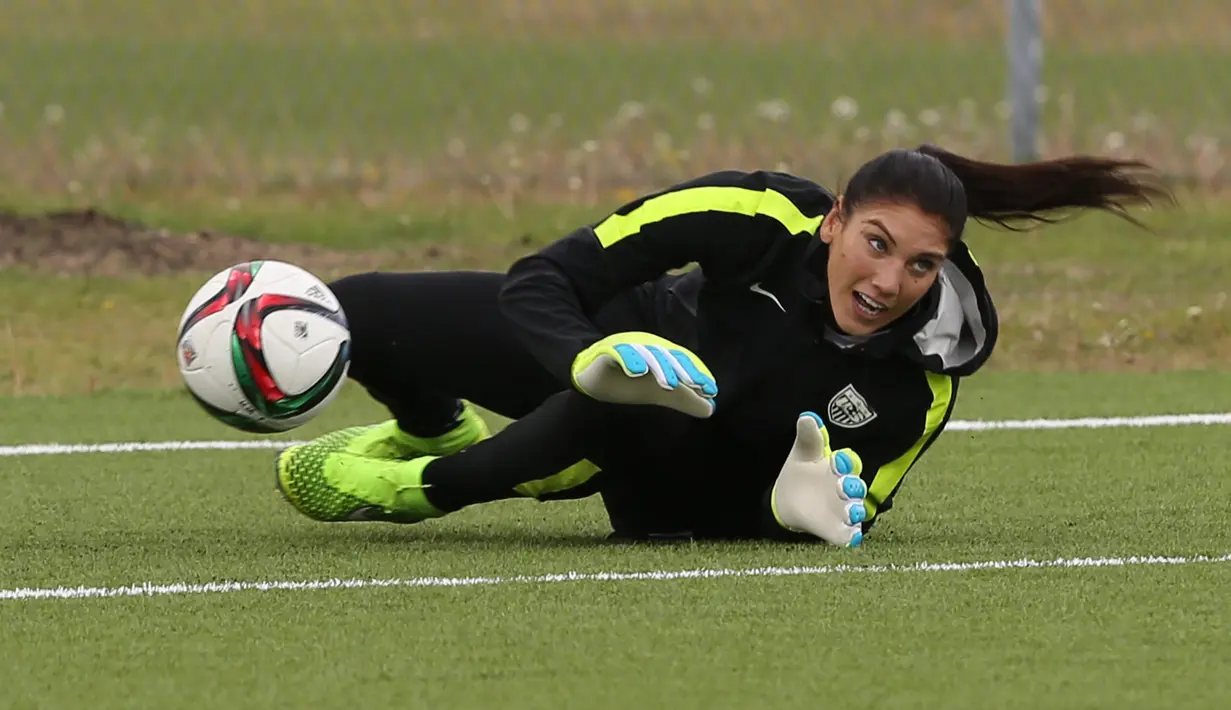 Kiper Wanita Amerika Serikat, Hope Solo berusaha menangkap bola saat sesi latihan dalam persiapan Piala Dunia Wanita 2015 di Waverley Field, Sabtu (6/6/2015). (Reuters/Bruce Fedyck)
