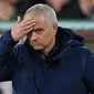 Pelatih, Tottenham, Jose Mourinho, memberikan isyarat kepada pemainnya dengan cara menyentuh kening saat pertandingan Tottenham melawan Burnley di laga Premier League (7/3/2020) lalu. (AFP/Lindsey Parnaby)