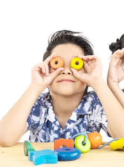 Dalam fase praoperasional, anak sedang sibuk menjelajahi dunia lewat imajinasi. [Dok/freepik.com/jcomp]