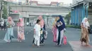 Umat muslim berjalan mendatangi lokasi pelaksanaan salat Idul Fitri 1 Syawal 1440 Hijriah di Jatinegara, Jakarta,Rabu (5/6/2019). Pelaksanaan salat Idul Fitri di lokasi ini diikuti oleh ribuan jemaah. (merdeka.com/Imam Buhori)
