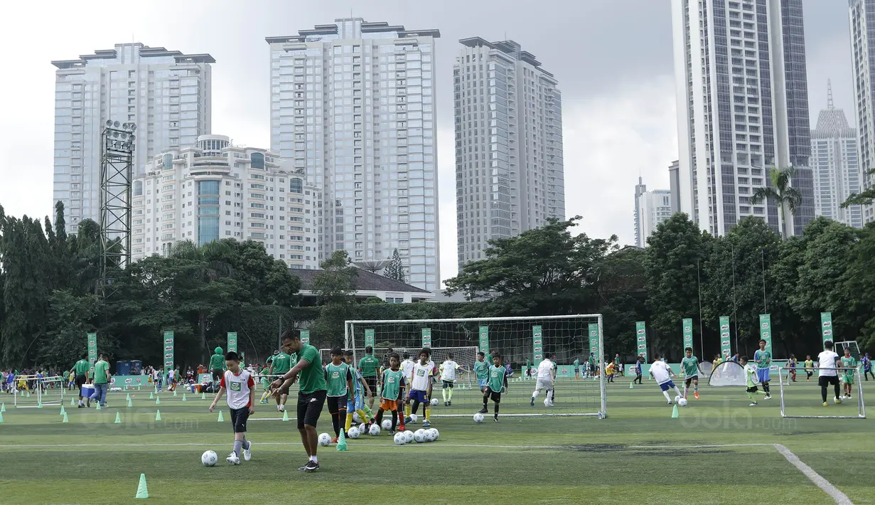 Mantan pemain Timnas Indonesia, Charis Yulianto, memberikan pelatihan kepada pesepak bola cilik di Lapangan Simprug, Sabtu (16/12/2017). Legenda sepak bola Indonesia ikut berpartisipasi pada MILO Football Clinic Day. (Bola.com/M Iqbal Ichsan)