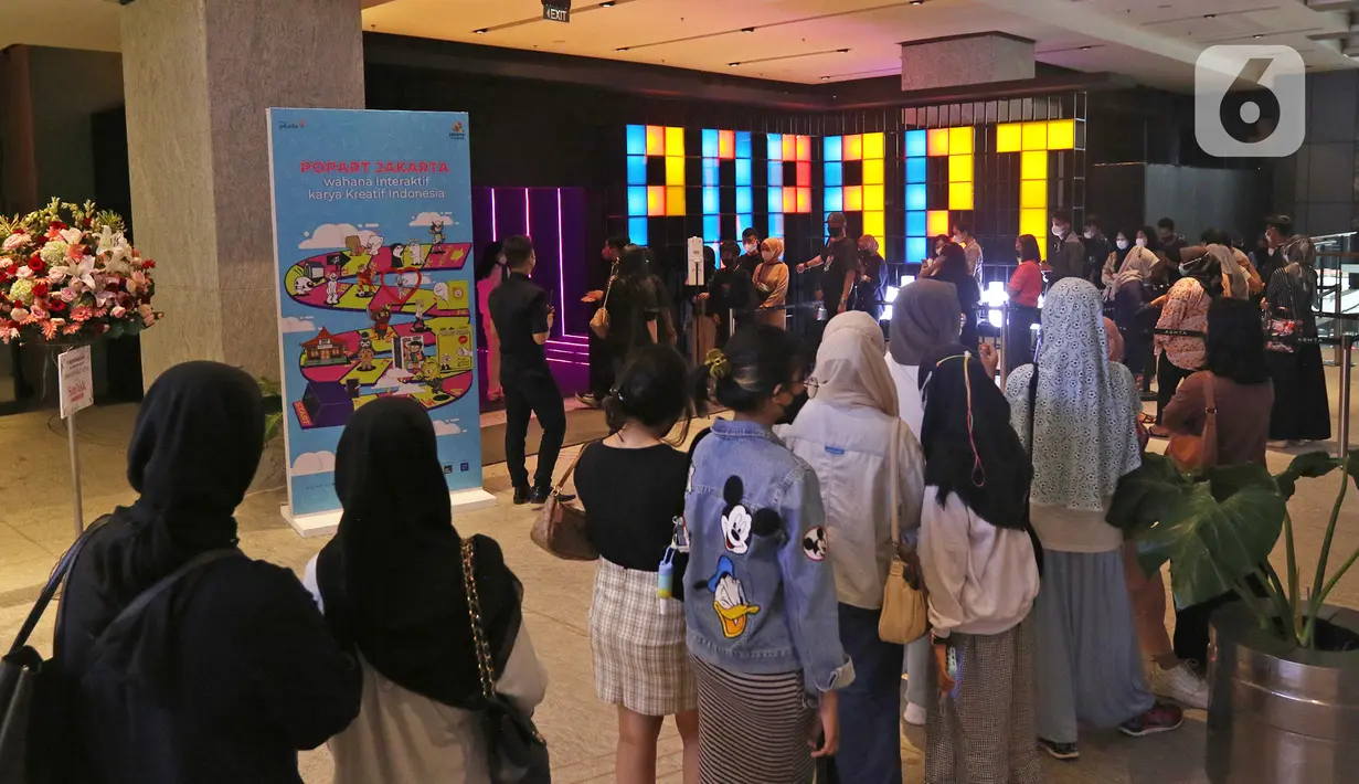 Sejumlah pengunjung memasuki area pameran PopArt Jakarta di Mal Astha District 8, Jakarta, Selasa (7/12/2021). Pameran bertema "Celebration of Art and Creative Intellectual Property" ini menampilkan sejumlah karya terpilih dari kreator kekayaan intelektual Indonesia. (Liputan6.com/Herman Zakharia)