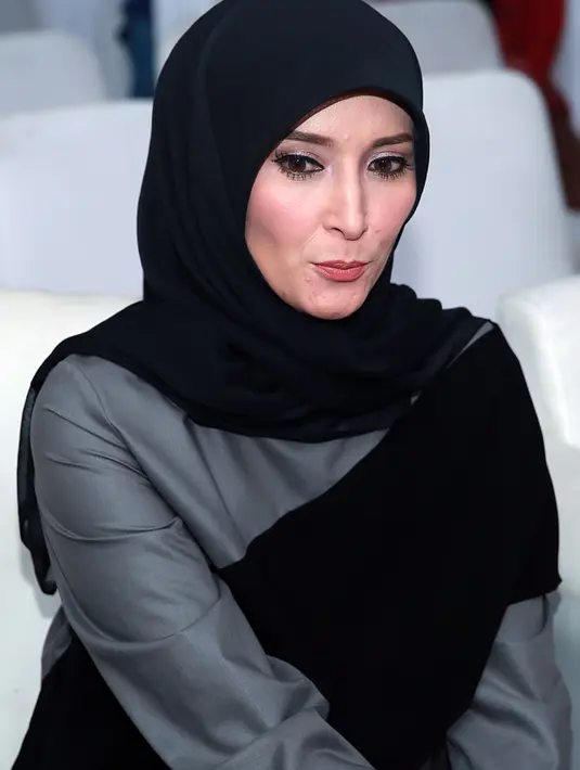 "Alhamdulillah. Enggak mau syuting malah dapat tawaran, mulai goyah lagi. Selain suka sama sinetronnya dan enggak full juga, jadinya enggak banyak habiskan waktu," ujar Inneke, di Masjid Cut Meutia, Jakarta Pusat, Sabtu (18/6). (Deki Prayoga/Bintang.com)