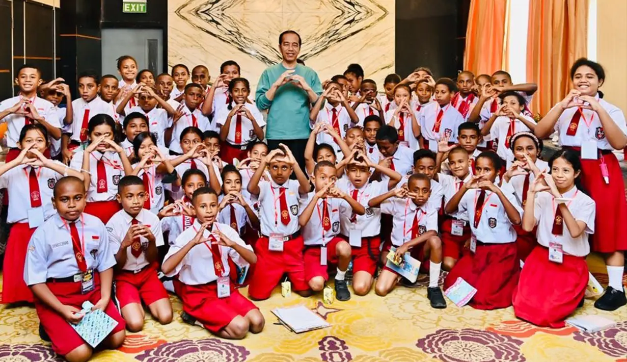 Presiden Joko Widodo atau Jokowi foto bersama sejumlah pelajar dalam sebuah audiensi yang digelar di Ballroom Cendrawasih, Swiss-Belhotel, Kota Jayapura, Provinsi Papua, Jumat (7/7/2023). (Foto: Laily Rachev - Biro Pers Sekretariat Presiden)