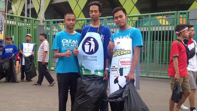 Komunitas Clean the City Gelar Aksi Bersih-Bersih di Sekitar Stadion Patriot