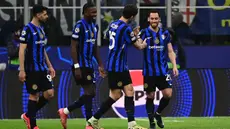 Gelandang Inter Milan, Hakan Calhanoglu (kanan) melakukan selebrasi setelah mencetak gol kedua timnya saat pertandingan leg kedua 16 besar Liga Champions 2024/2025 melawan Feyenoord Rotterdam di Stadion Giuseppe Meazza, pada 11 Maret 2025 waktu setempat atau Rabu (12/3/2025) dini hari WIB. (PIERO CRUCIATTI/AFP)