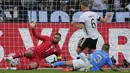 Pemain Jerman Joshua Kimmich (tengah) mencetak gol ke gawang Italia pada pertandingan sepak bola UEFA Nations League di Moenchengladbach, Jerman, 14 Juni 2022. Jerman mengalahkan Italia 5-2. (AP Photo/Martin Meissner)