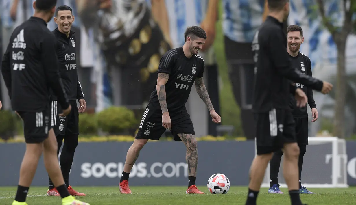 Gelandang Argentina Rodrigo de Paul (tengah) mengoper bola di sebelah Angel Di Maria dan Lionel Messi selama sesi latihan di Ezeiza, Buenos Aires, Rabu (13/10/2021). Argentina dan Peru berhadapan pada lanjutan Kualifikasi Piala Dunia 2022 zona Amerika Selatan pada Jumat (15/10). (JUAN MABROMATA/AFP)