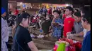 Masyarakat yang ikut makan sahur gratis tersebut tampak antusias. Via dibantu beberapa orang menyiapkan makan sahur gratis. Pelantun lagu Sayang itu tampak santai mengenakan kaos warna hitam dan celana 3/4 warna senada. [Instagram/chevra_yo88]