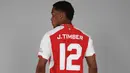 Jurrien Timber menjadi pemain Belanda terbaru yang didatangkan Arsenal pada awal musim 2023/2024. Ia diangkut dengan nilai transfer sebesar 40 juta euro dengan durasi kontrak yang belum diketahui. Empat musim bersama Ajax, ia total tampil dalam 121 laga dengan torehan 6 gol dan 4 assist. (arsenal.com)
