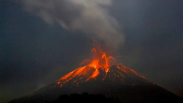 Ilustrasi Gunung Slamet meletus (Sumber: Getty Images)