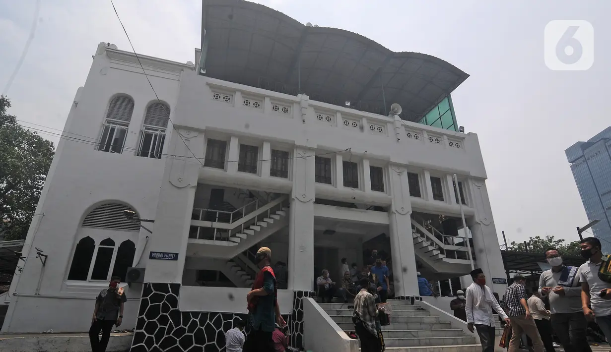 Warga seusai menunaikan Salat Jumat dengan menjaga jarak fisik di Masjid Cut Meutia, Jakarta, Jumat (16/10/2020). Pelaksanaan salat Jumat sesuai dengan aturan pemberlakuan pelaksanaan kegiatan di tempat ibadah pada masa PSBB transisi. (Liputan6.com/Herman Zakharia)