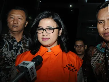Anggota DPRD Sumatera Utara, Rinawati Sianturi menjawab pertanyaan wartawan usai menjalani pemeriksaan di Gedung KPK, Jakarta, Rabu (4/7). KPK resmi menahan Rinawati. (Merdeka.com/Dwi Narwoko)