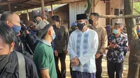 Menteri Pariwisata dan Ekonomi Kreatif, Sandiaga Uno meninjau lokasi pemotongan hewan kurban di Kecamatan Sukmajaya, Kota Depok. (Liputan6.com/Dicky Agung Prihanto)