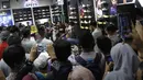 Pemain Timnas Indonesia, Irfan Bachdim dan Evan Dimas saat menghadiri Launching toko Fisik Football di AEON Mall, Jakarta, Sabtu (30/9/2017). Fisik Football menjual berbagai macam perlengkapan sepak bola. (Bola.com/M Iqbal Ichsan)