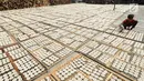 Pekerja mengeringkan kerupuk kaleng di industri UMKM Nineung di Pamulang, Tangsel, Banten, Jumat (21/6/2019). Kenaikan harga tepung tapioka yang mencapai lebih dari seratus persen semenjak beberapa bulan terakhir menyebabkan produsen kerupuk mengurangi kualitas kerupuk. (merdeka.com/Arie Basuki)