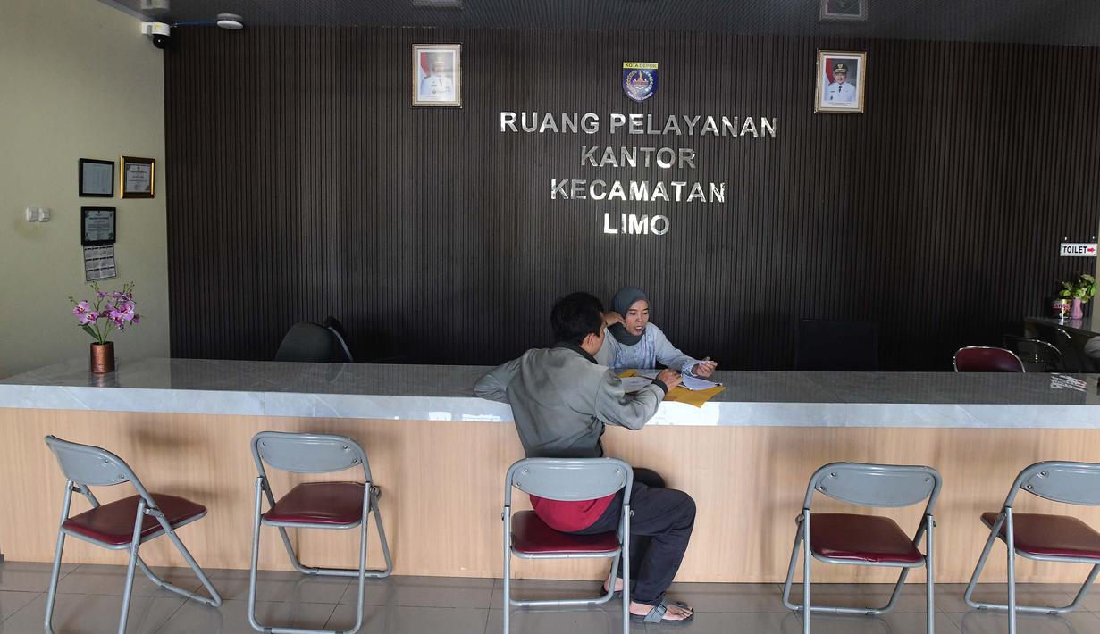 Sementara, untuk layanan publik yang bersentuhan langsung dengan masyarakat tetap berjalan normal dan tidak boleh terganggu. Tampak dalam foto, aktivitas pelayanan publik saat penerapan Work From Home (WFH) bagi Aparatur Sipil Negara (ASN) di kantor Kecamatan Limo, Depok, Jawa Barat, Jumat (10/4/2026). (merdeka.com/Arie Basuki)