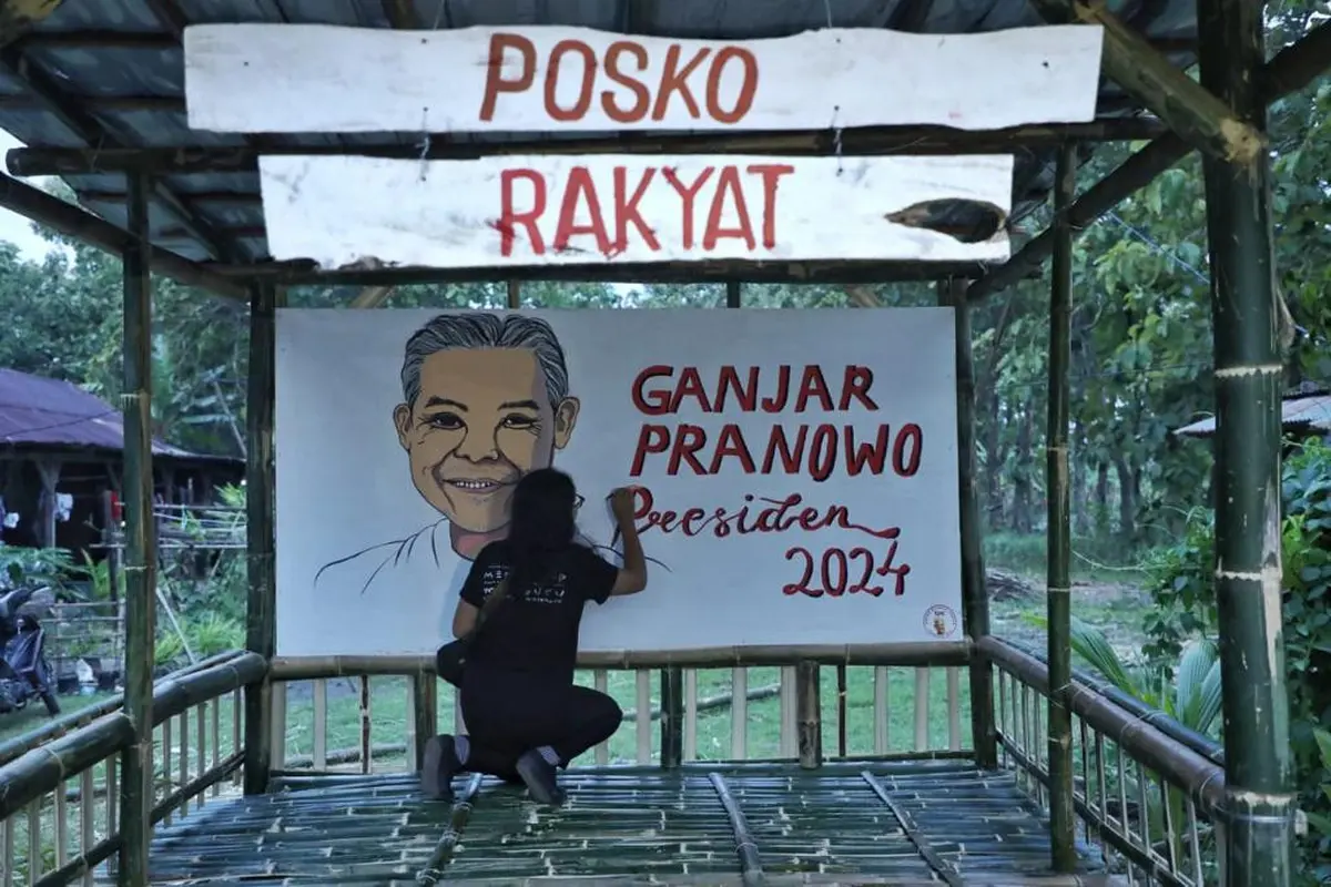 Relawan Ganjar Milenial Center (GMC) Jawa Timur menyambangi warga RT 4, RW 1, Desa Tapelan, Kecamatan Kapas, Kabupaten Bojonegoro, sekaligus membangun tempat untuk pemuda bisa berkreasi dan bertukar pikiran, Sabtu (25/2/2023) (Istimewa)