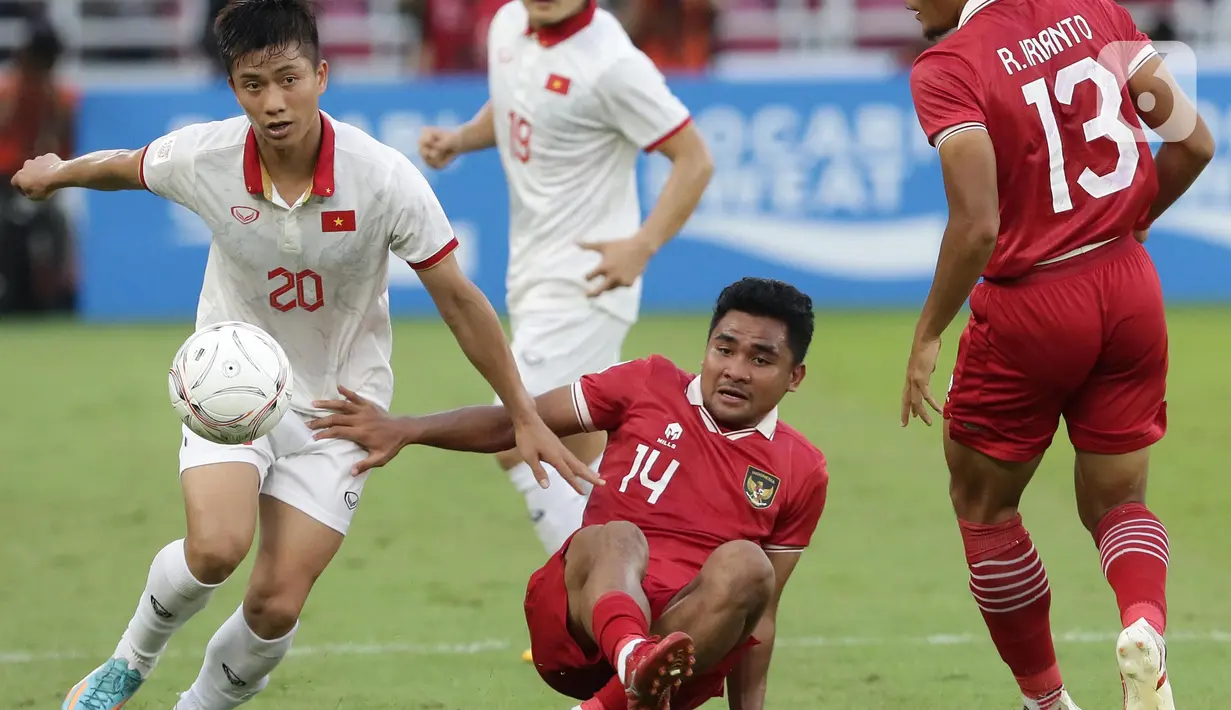 Pemain belakang timnas Indonesia, Asnawi Mangkualam Bahar (ketiga kiri) berebut bola dengan Phan Van Duc (Vietnam) pada laga kandang semifinal Piala AFF 2022 melawan Vietnam di Stadion Utama Gelora Bung Karno, Jakarta, Jumat (6/1/2023). Indonesia akan melakoni laga tandang semifinal Piala AFF 2022 melawan Vietnam pada Senin (9/1). (Liputan6.com/Helmi Fithriansyah)