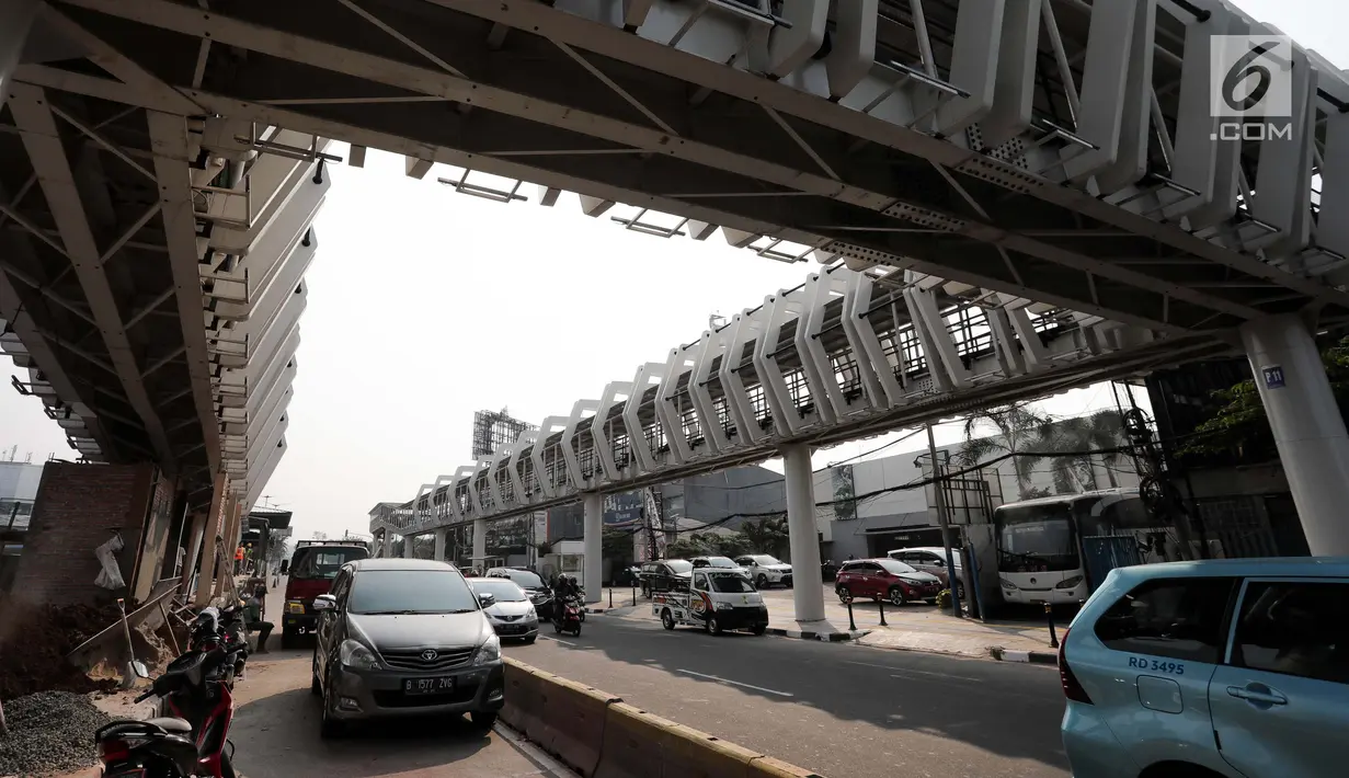 Suasana proyek pembangun jembatan Skybridge di kawasan Ramangun, Jakarta, Kamis (4/7/2019). Pembangunan Skybridge sudah 98 persen rampung, yang nantinya akan menghubungkan Stasiun Kereta LRT Velodrome dengan halte busway Pemuda Rawamangun akan rampung akhir bulan ini. (Liputan6.com/Faizal Fanani)