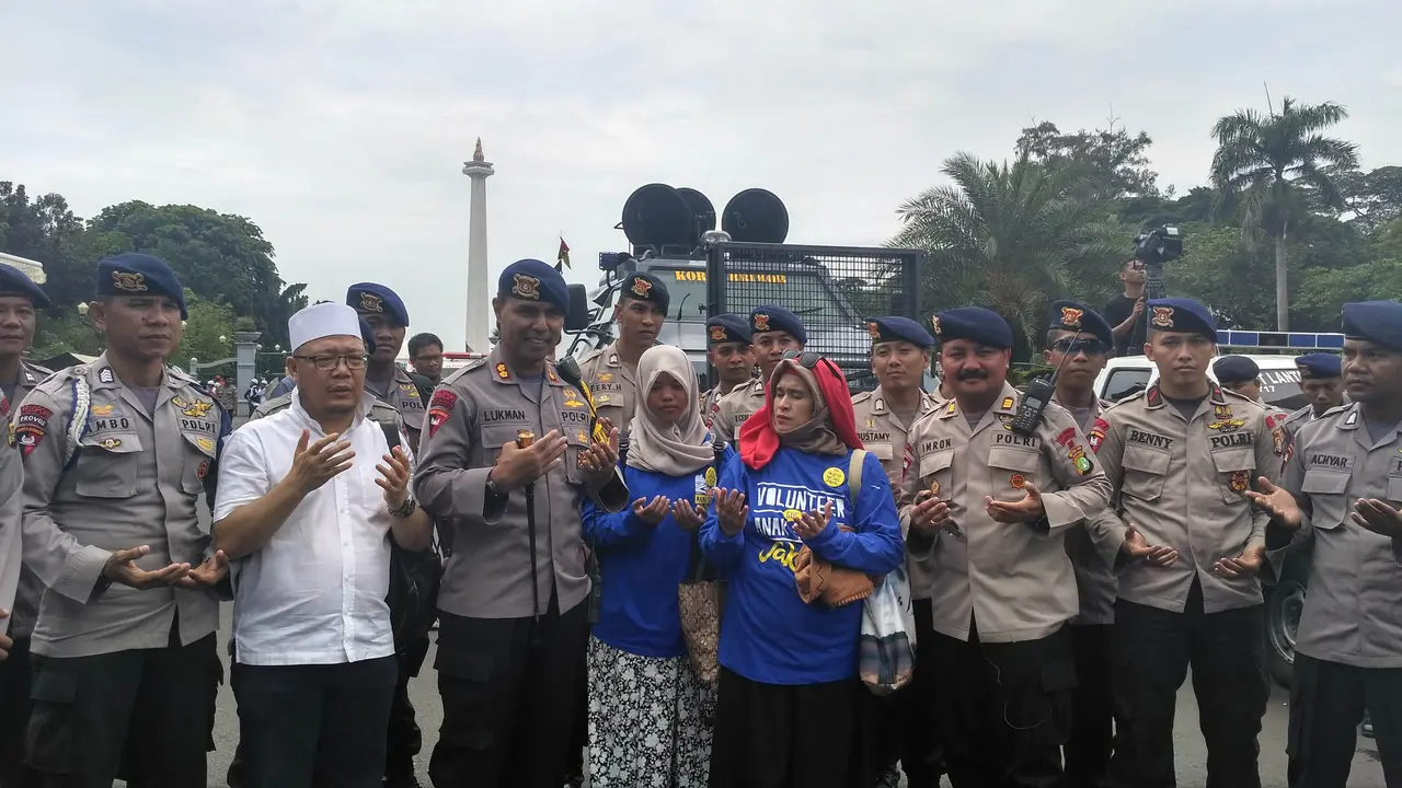 Artis Neno Warisman bersama polisi.
