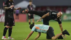 Pengawal Lionel Messi, Yassine Cheuko terjatuh saat berusaha menangkap seorang penyusup lapangan dalam laga persahabatan antara Inter Miami melawan Sporting San Miguelito di Stadion Romeo Fernandez, Panama, Amerika, Senin (03/02/2025) waktu setempat. (AP Photo/Matias Delacroix)
