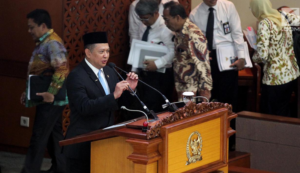 Ketua DPR Bambang Soesatyo memberi sambutan saat Rapat Paripurna bersama Menteri Keuangan Sri Mulyani di Jakarta, Rabu (31/10). Meski disertai sejumlah catatan, DPR menyetujui RUU APBN 2019 beserta Nota Keuangannya menjadi UU. (Liputan6.com/JohanTallo)