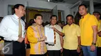 Ketum Partai Golkar Setya Novanto (kedua kiri) memperlihatkan deklarasi dukungan kepada Ahok di Jakarta, Jumat (24/6). Partai Golkar mendukung Basuki T Purnama maju sebagai CalonGubernur DKI Jakarta 2017-2022. (Liputan6.com/Helmi Fithriansyah)