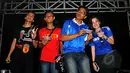 Sejumlah suporter MU (United Indonesia) dan Chelsea mendapatkan hadiah dari Liputan6.com dan Nex Media seusai nobar The Blues kontra The Red Devils di Alibaba Futsal, Bekasi, Sabtu (18/4/2015). (Liputan6.com/Yoppy Renato)
