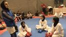 Pelatih memberikan instruksi kepada para karateka Iran yang seluruhnya tampil mengenakan hijab pada Kejuaraan Dunia Karate Junior, Cadet dan U-21 2015 di ICE, Tangerang. (Bola.com/Vitalis Yogi Trisna) 