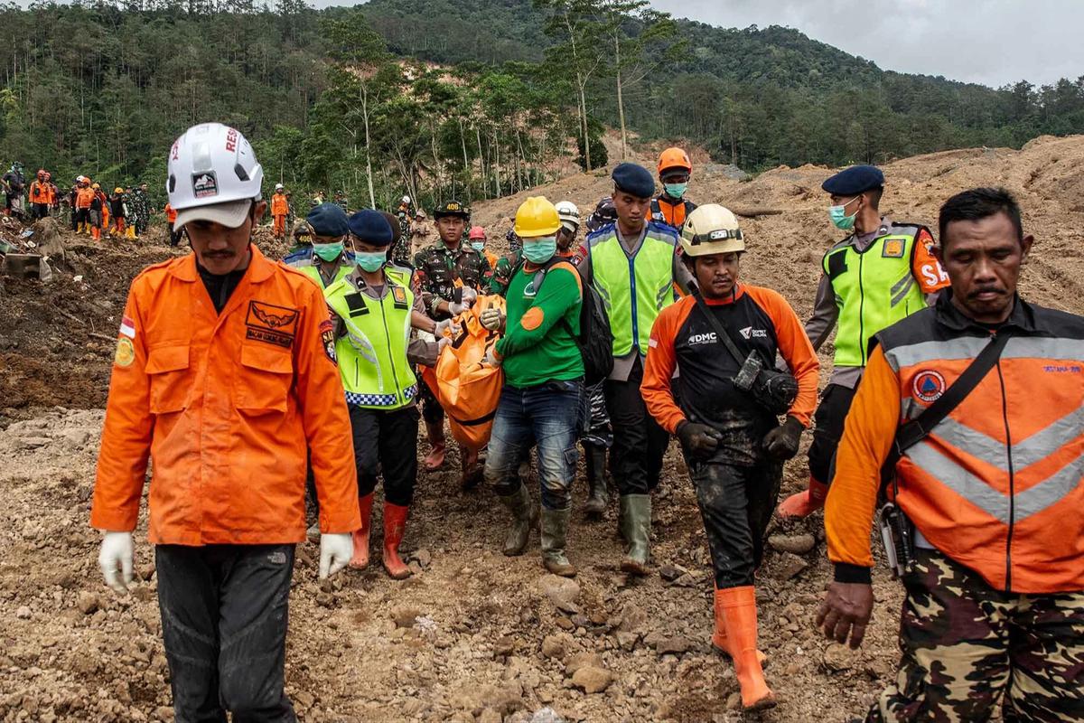 FOTO: Operasi Pencarian Korban Longsor Banjarnegara Kembali Dilanjutkan, Satu Jenazah Berhasil Dievakuasi