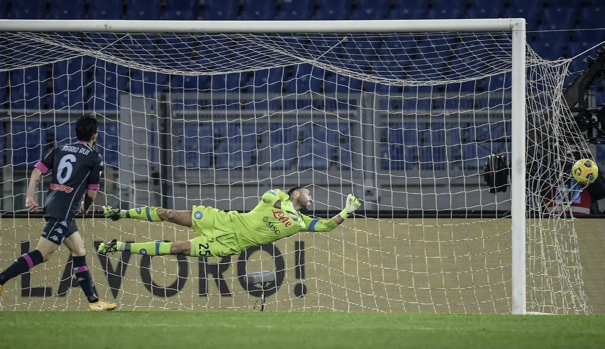 Kiper Napoli, David Ospina, gagal menjangkau bola hasil tendangan striker Lazio, Ciro Immobile, dalam laga lanjutan Liga Italia Serie A 2020/21 pekan ke-13 di Olimpico Stadium, Roma, Minggu (20/12/2020). Napoli kalah 0-2 dari Lazio. (AFP/Filippo Monteforte)