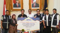 Badan Pengelola Keuangan Haji (BPKH) menyerahkan bantuan senilai Rp2,2 miliar bagi para korban gempa Cianjur pada Pemkab Cianjur dan BPNP, Jumat, 25 November 2022. (Foto: dok. Tim Humas BPKH)