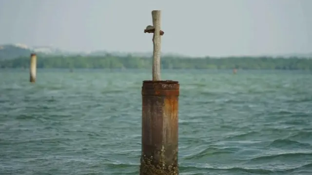 Pancang beton bembentang di laut Batam. (Liputan6.com/Ajang Nurdin)