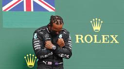 Lewis Hamilton menjadi pebalap aktif yang paling banyak meraih kemenangan di Formula 1 GP Belgia, yaitu pada tahun 2010, 2015, 2017, dan 2020. Catatan itu bahkan hanya kalah dari Ayrton Senna dan Michael Schumacher yang masing-masing pernah meraih 5 dan 6 kemenangan. Pada kemenangan terakhirnya, Hamilton berpose 'salam Wakanda' di atas podium untuk mengenang kematian aktor film Black Panther, Chadwick Boseman. (AFP/Francois Lenoir)