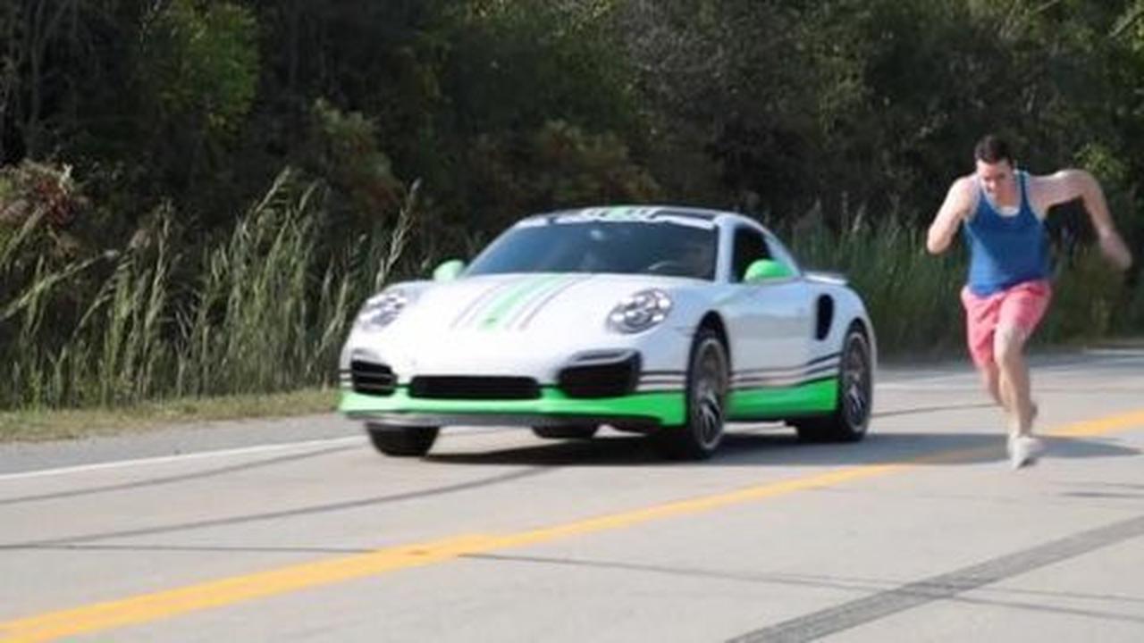 [Video] Porsche 911 Turbo S akhirnya menang drag race lawan manusia